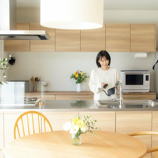 キッチンに立つ女性