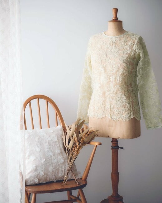 エンブロイダリーを使用した服とクッション