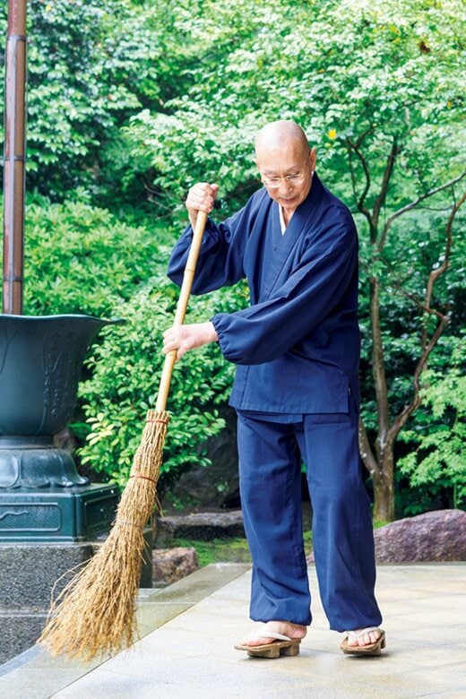 掃除をする住職