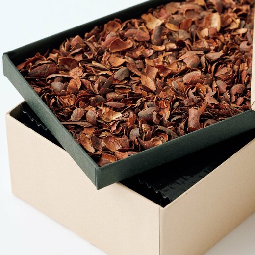 生チョコマカロン箱上段のカカオ豆の外皮による、香りの演出