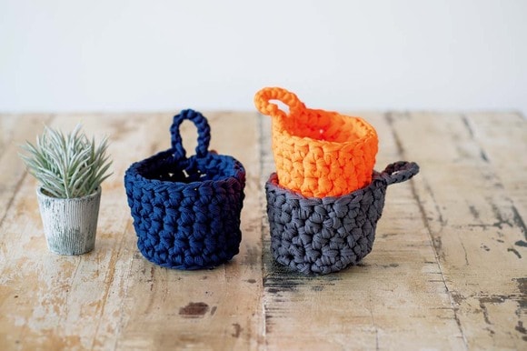 靴ひもを編み上げたミニサイズの鉢カバー