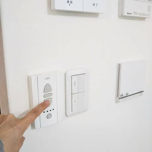 スイッチを押す様子