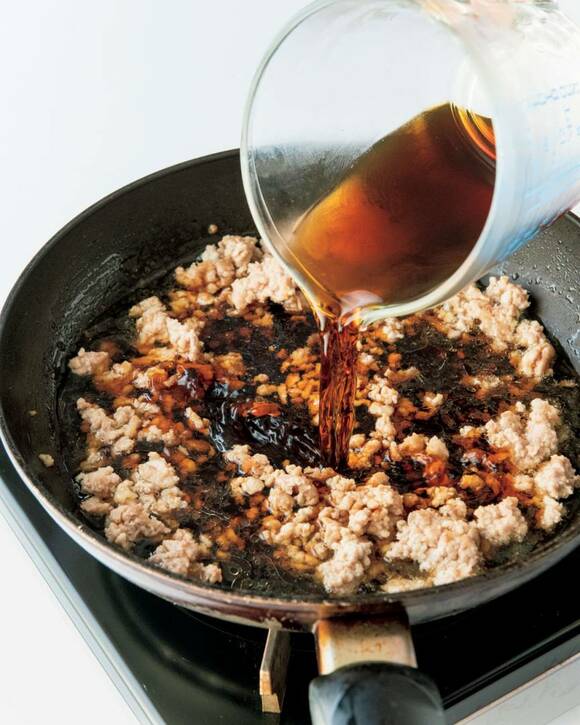 和の黄金比ダレと水を混ぜ合わせて加える