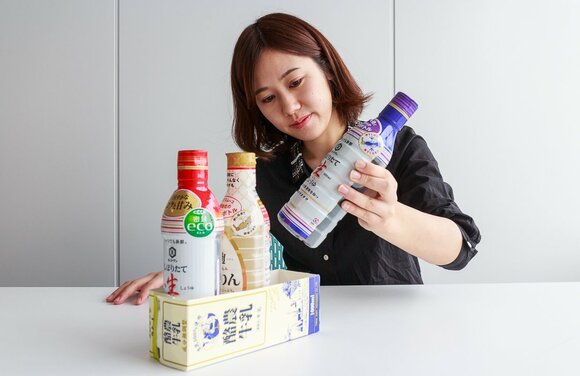 しょうゆ、みりん、料理酒などのボトル(各450~500ml)3本が立てられます