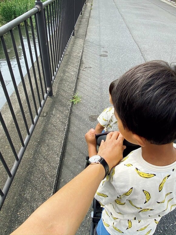 子ども後ろ姿