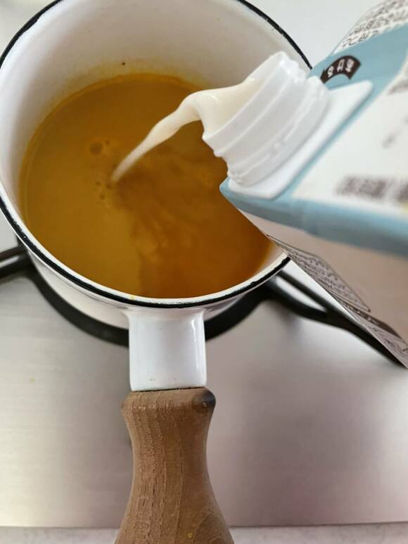 お鍋にアーモンドミルクを入れる