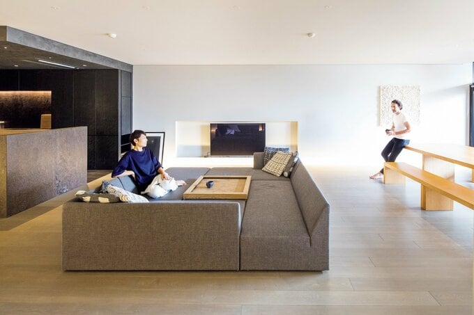 リビングでくつろぐ夫妻