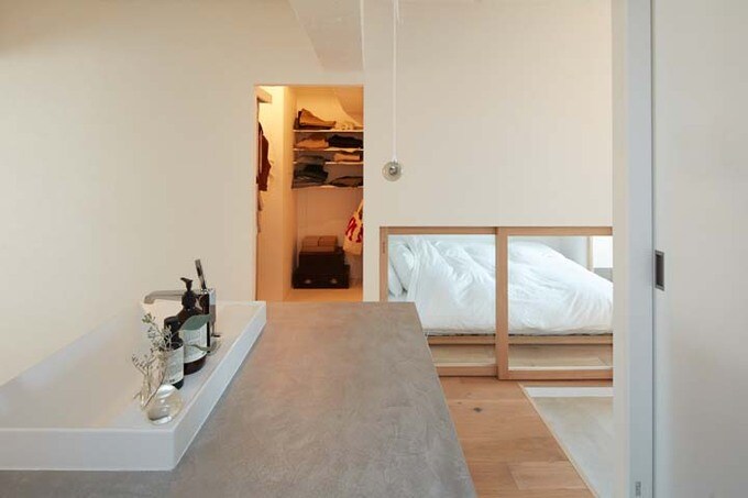 サニタリーから見た寝室