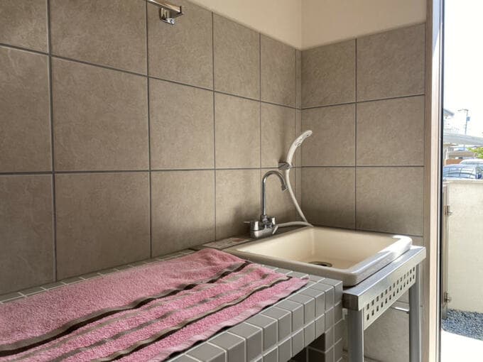 土間の犬専用シャワースペースと足拭きスペース