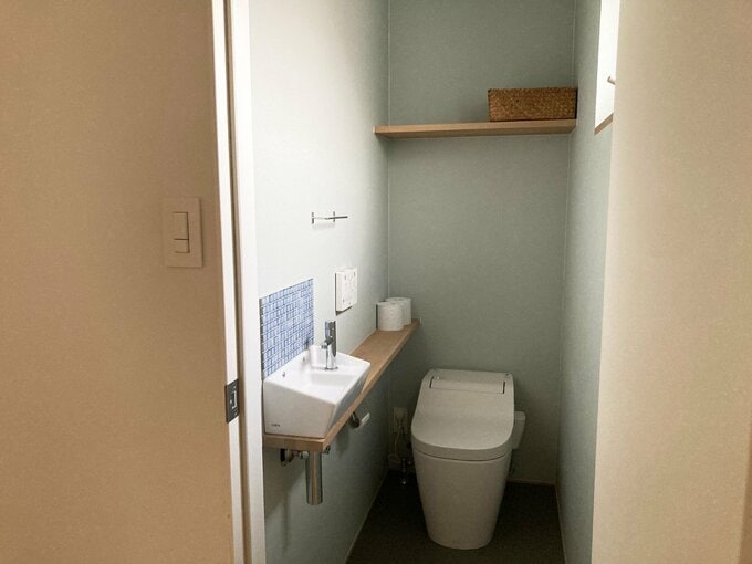 壁一面に設置したトイレ内のカウンター