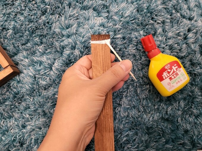 木工用ボンドを隙間に入れるように塗っていく