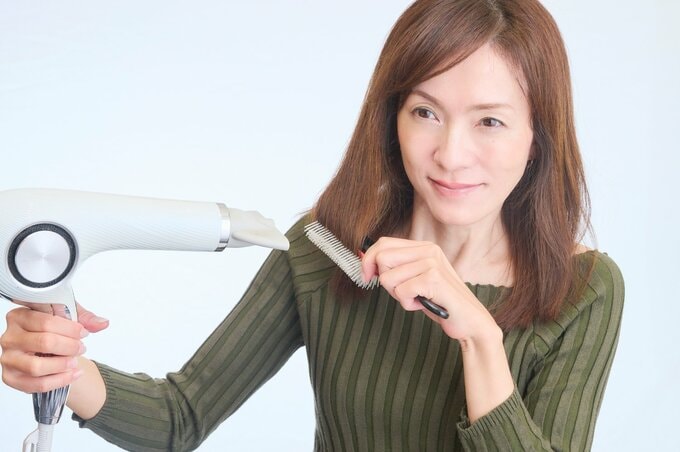 毛先をブローする女性