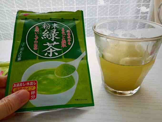 粉のお茶を水で割り、好きな分量だけつくります