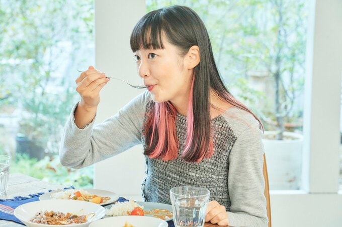 カレーを食べる女性一人