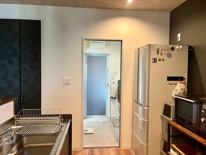 キッチンから浴室方向を見る