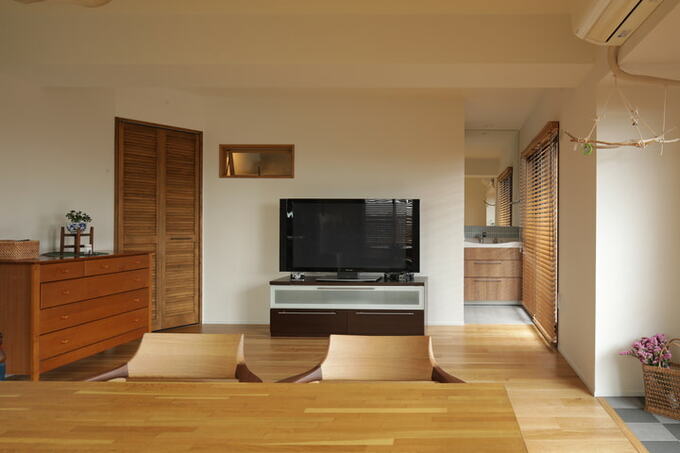 風通しのいいルーバータイプの扉を採用