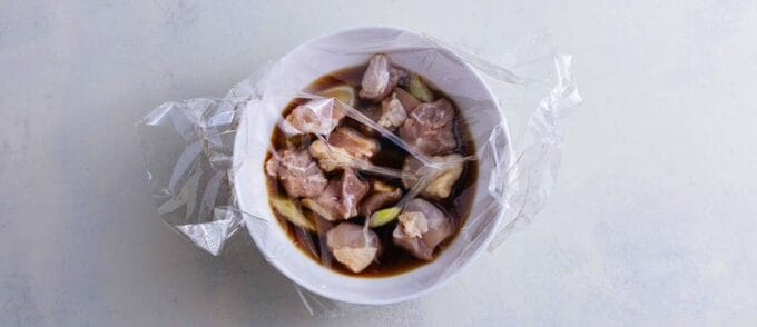 長ネギとお肉が入った容器にラップ