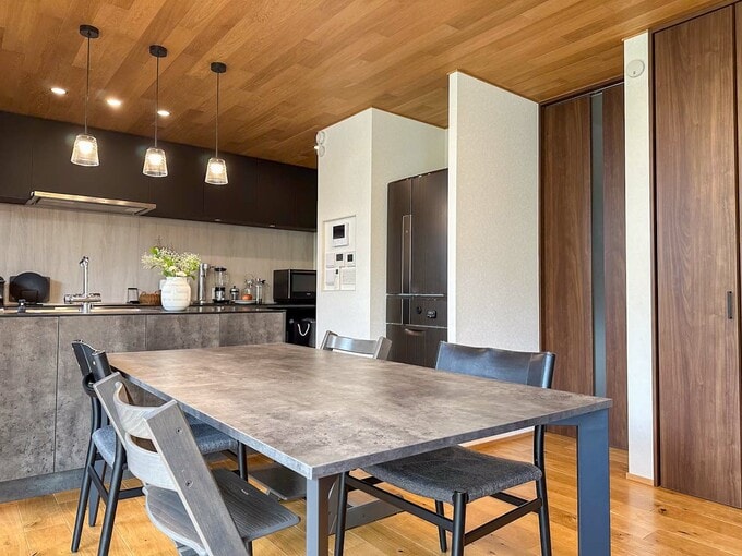 ダイニングからはパントリーを見る