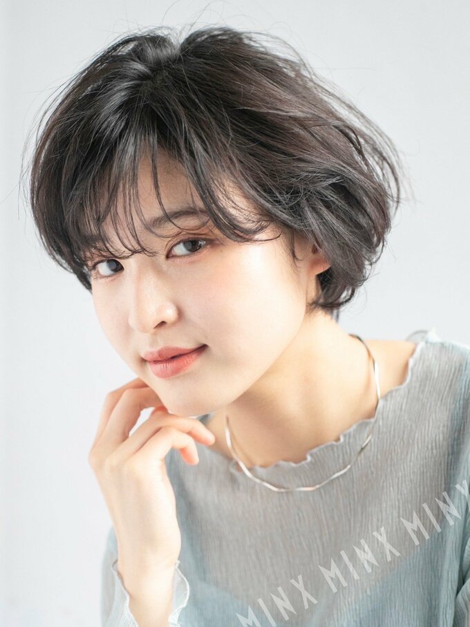 ショートパーマの女性