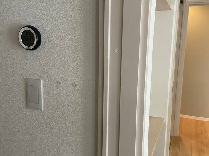 ダイニングと寝室の間の壁にリモコンを設置