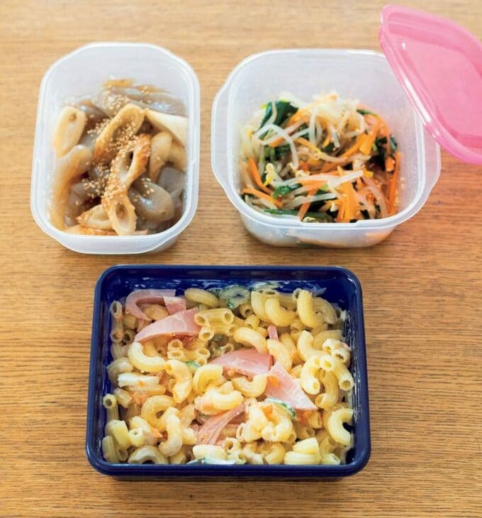 サラダや煮物をつくりおきする様子
