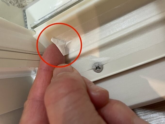 テープの端を折り返しておく