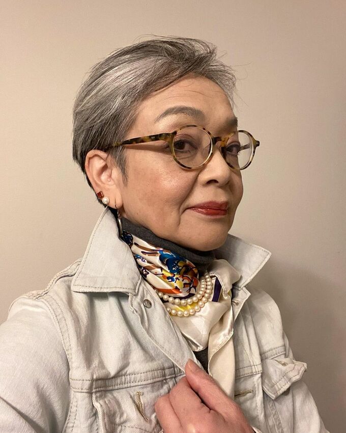 グレイヘアでおしゃれを楽しむ女性