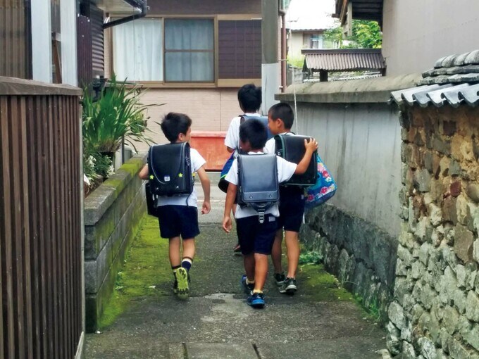 登校する子どもたち