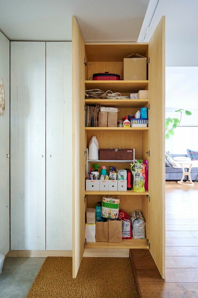 日用品をストックしている棚