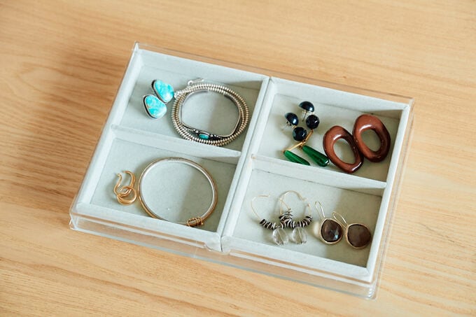 雰囲気の似ているものを一緒に収納