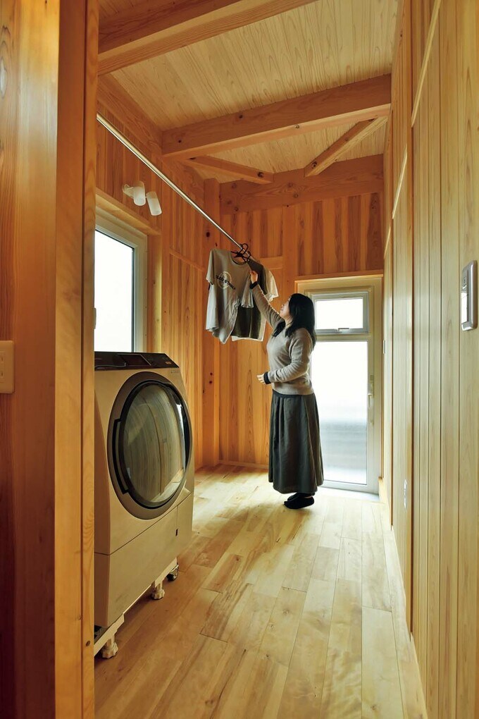 ランドリーには物干し竿を設置
