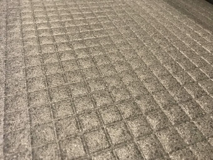 お風呂の濃い色の床