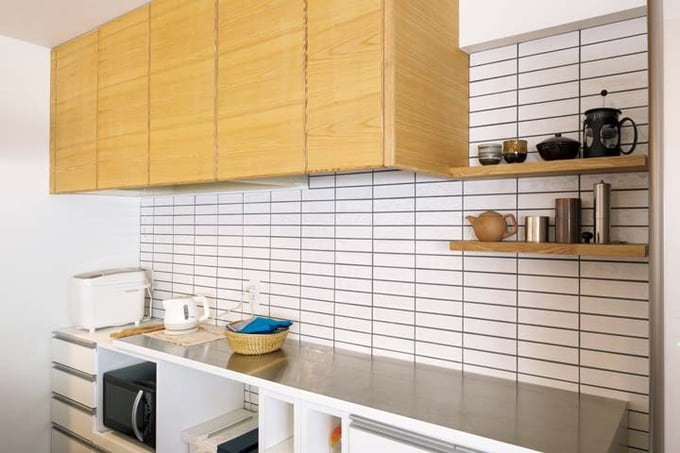 既存のつり戸棚を生かし、壁をタイルで仕上げたキッチン