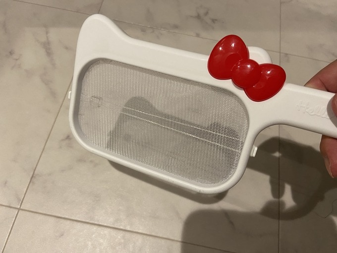 ネットを使って汚れをすくう