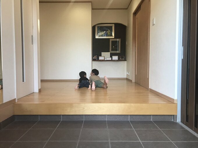 無垢素材にした玄関からすぐのフローリング