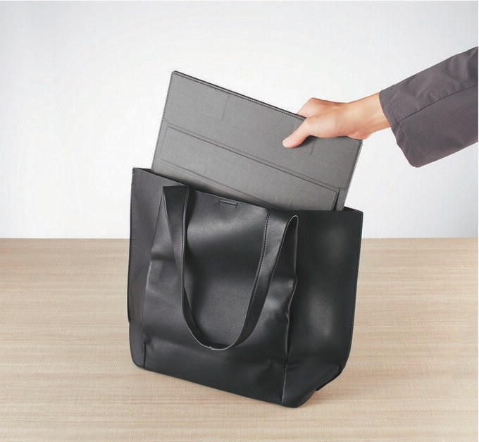 バッグに入れているところ