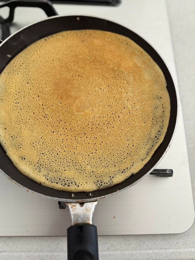 フライパンで焼かれる生地