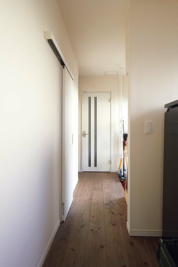 玄関から勝手口へ伸びる動線