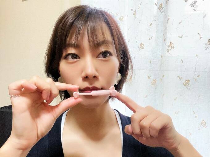 フェイストレーナーを両手で持つ様子