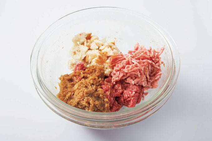 ボウルに調味料を入れる