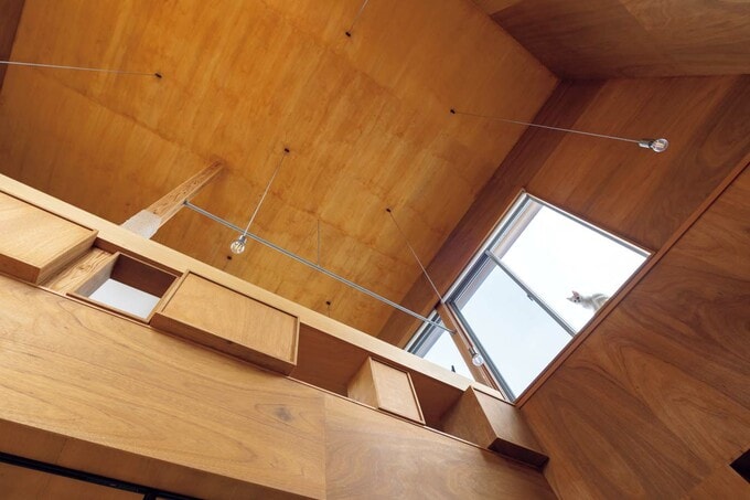 吹き抜けを介して上下階がつながるプラン