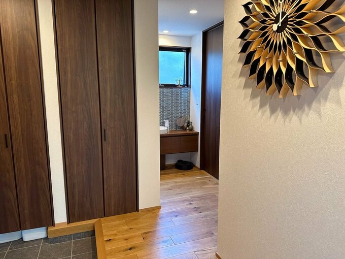 玄関から手洗い場を見る