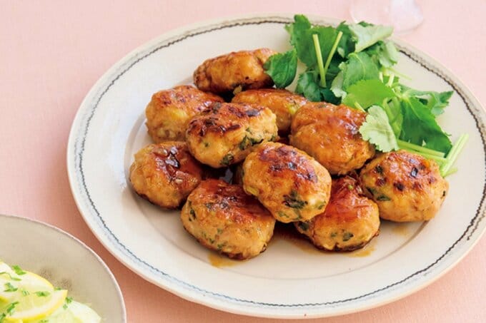 お皿に盛りつけられた青ジソ鶏つくね