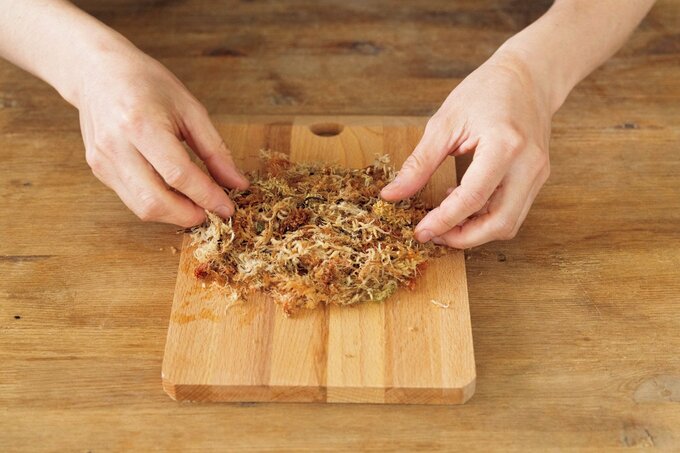 板の上に水苔をのせる