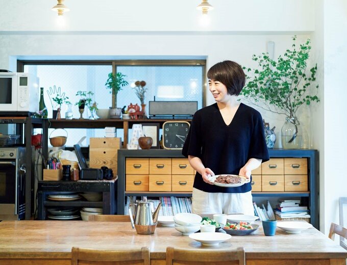 リビングに女性