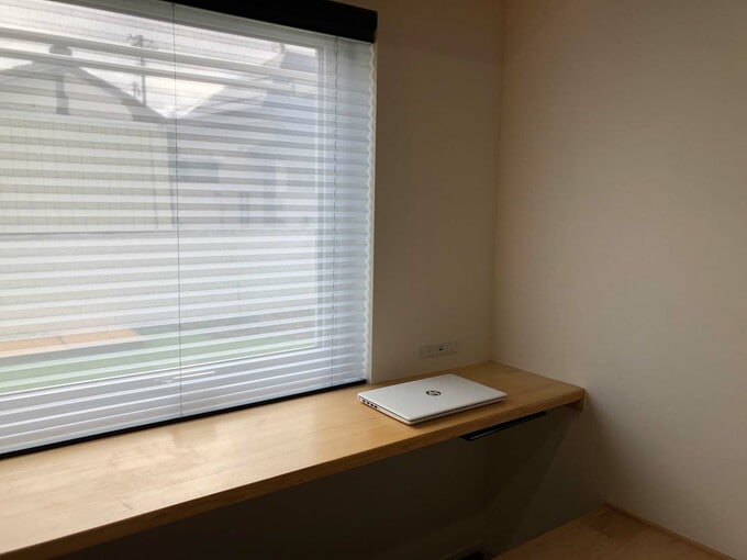 カウンターに置きっぱなしのノートパソコン