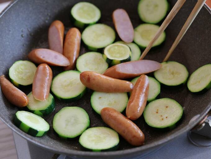 フライパンにズッキーニとウインナー
