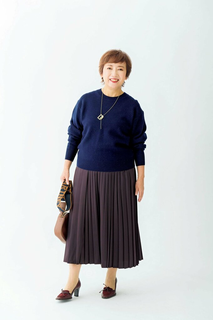 ネイビーニット女性