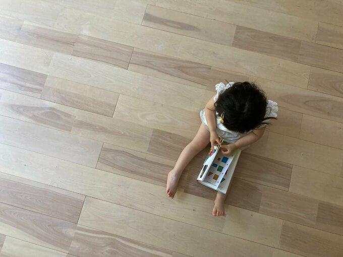 無垢のフローリングは子どもを素足で遊ばせるのにぴったり