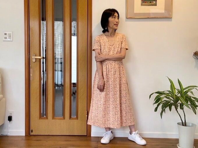 薄い色のワンピースには白いスニーカー